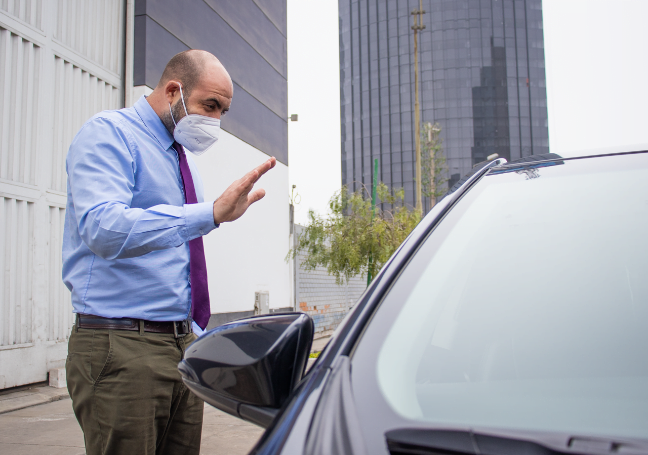 Ejecutivo elegante saludando taxi moobiz