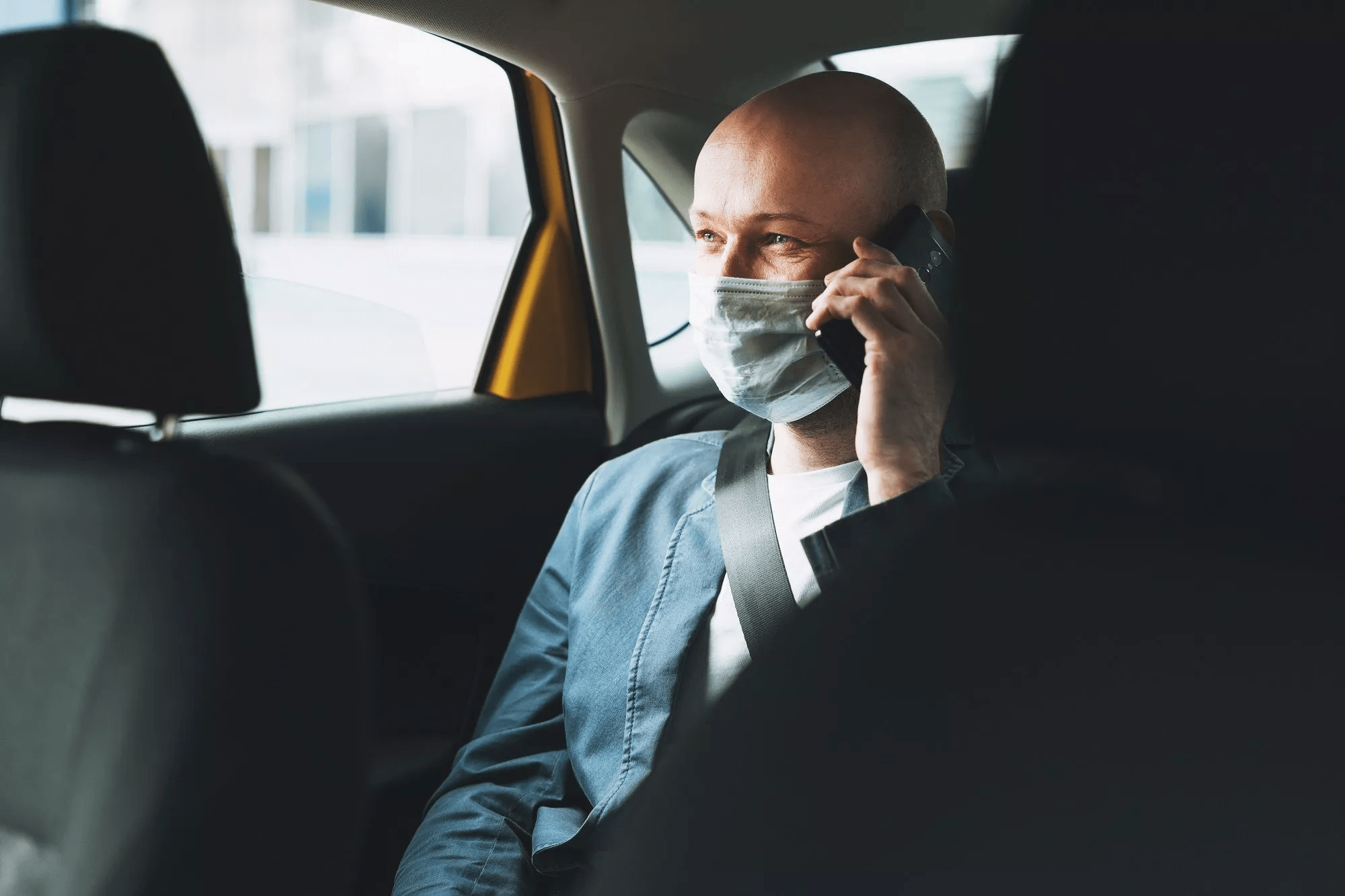 gerente sentado en taxi