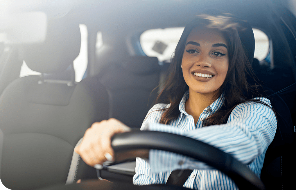 mujer conductora elegante sonriendo