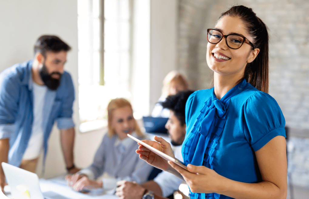 mujer joven de lentes y blusa azul sonriendo