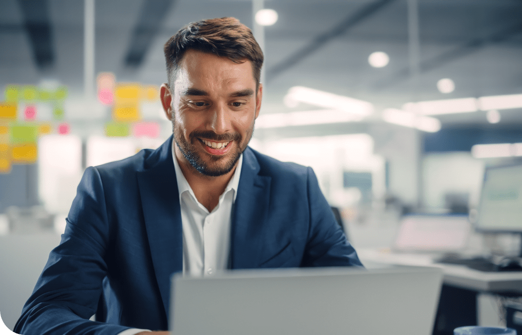 persona joven mirando laptop en oficina