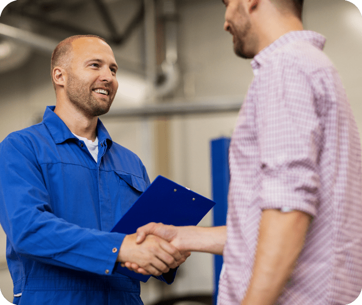 trabajadores dándose la mano al hacer un trato