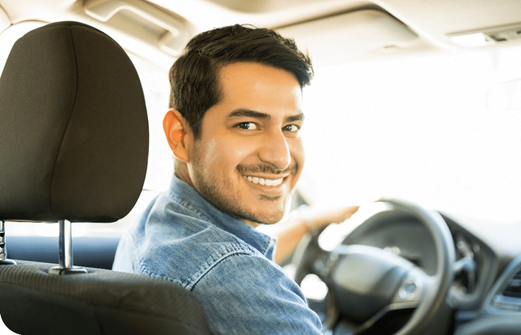 conductor de taxi joven sonriendo