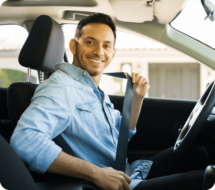 conductor peruano de taxi corporativo Moobiz vistiendo camisa elegante
