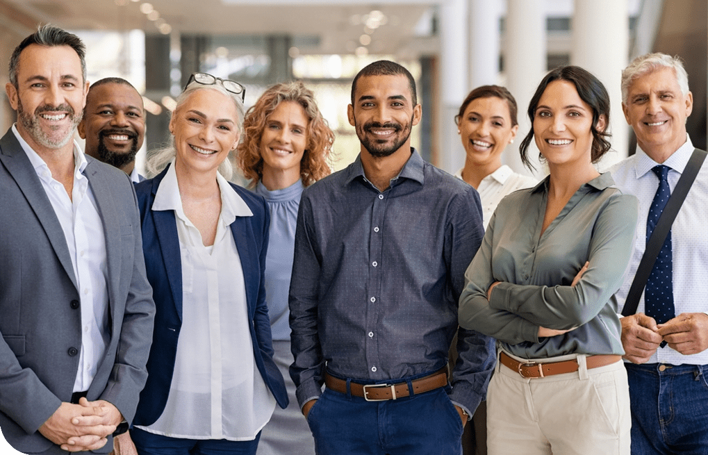 Trabajadores de empresa sonriendo
