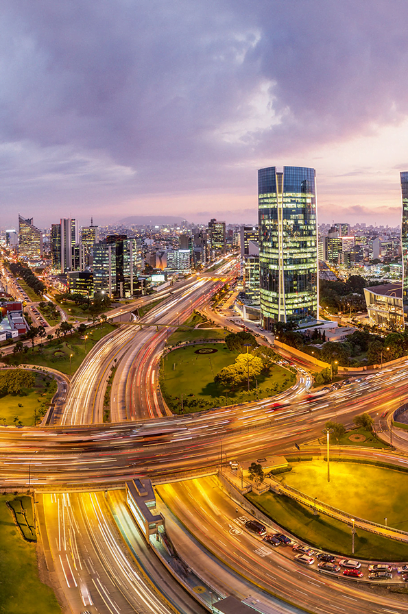 Foto de Lima de noche mostrando carreteras y la avenida Javier Prado