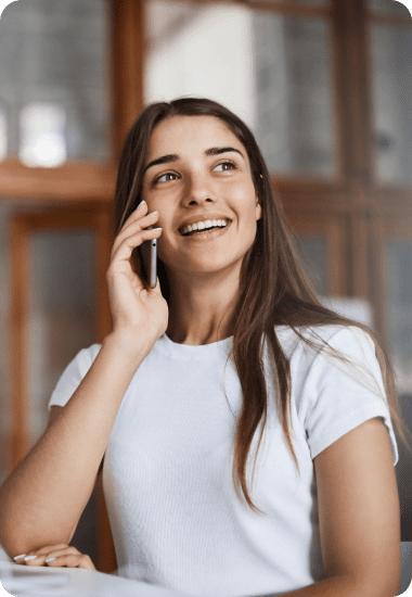 mujer joven bonita hablando por celular