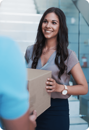 mujer alegre recibiendo caja con su pedido