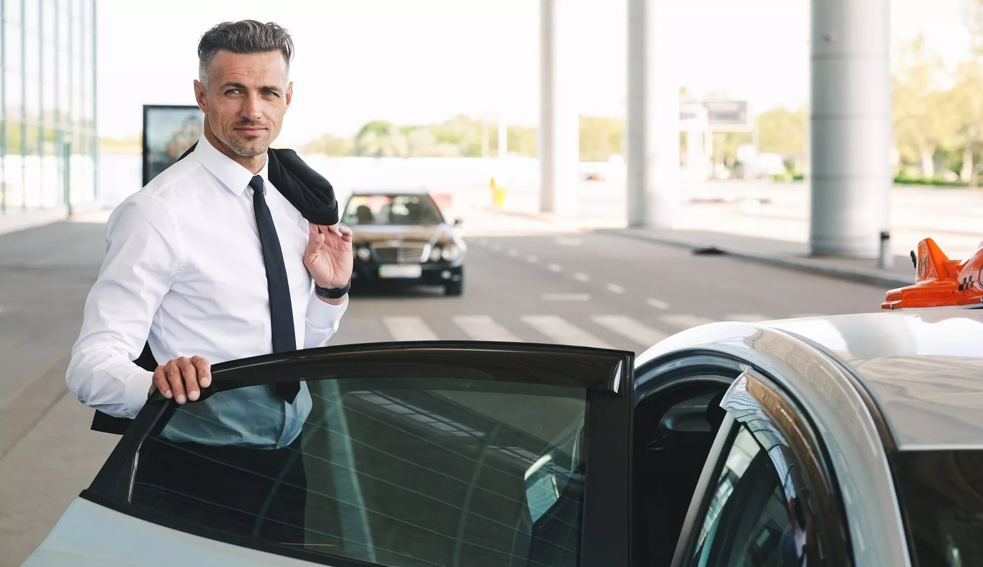 hombre de negocios elegante entrando a taxi