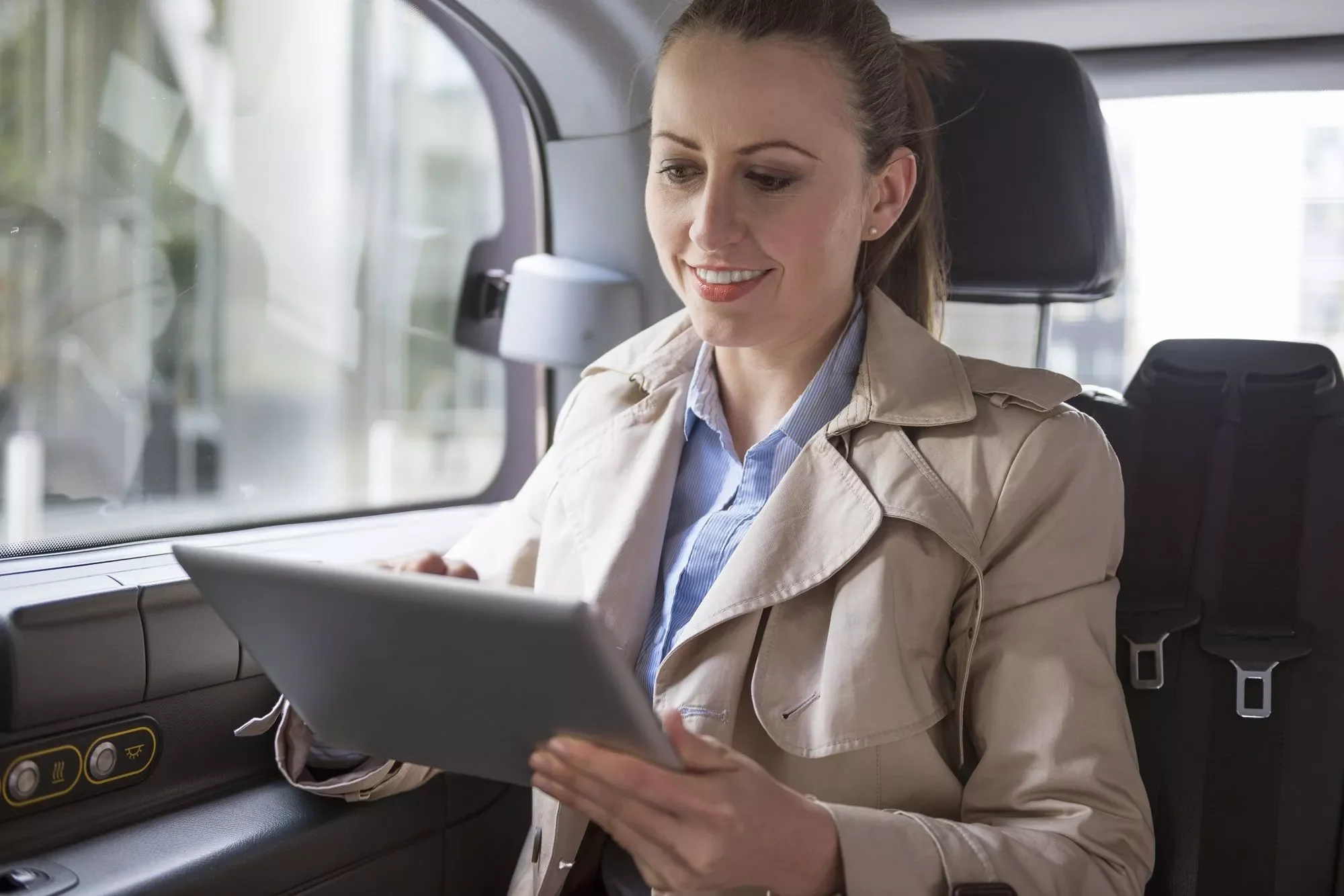 mujer de negocios usando tablet dentro de taxi