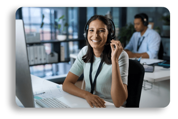 Asesora de atención al cliente de Moobiz sonriendo en el call center