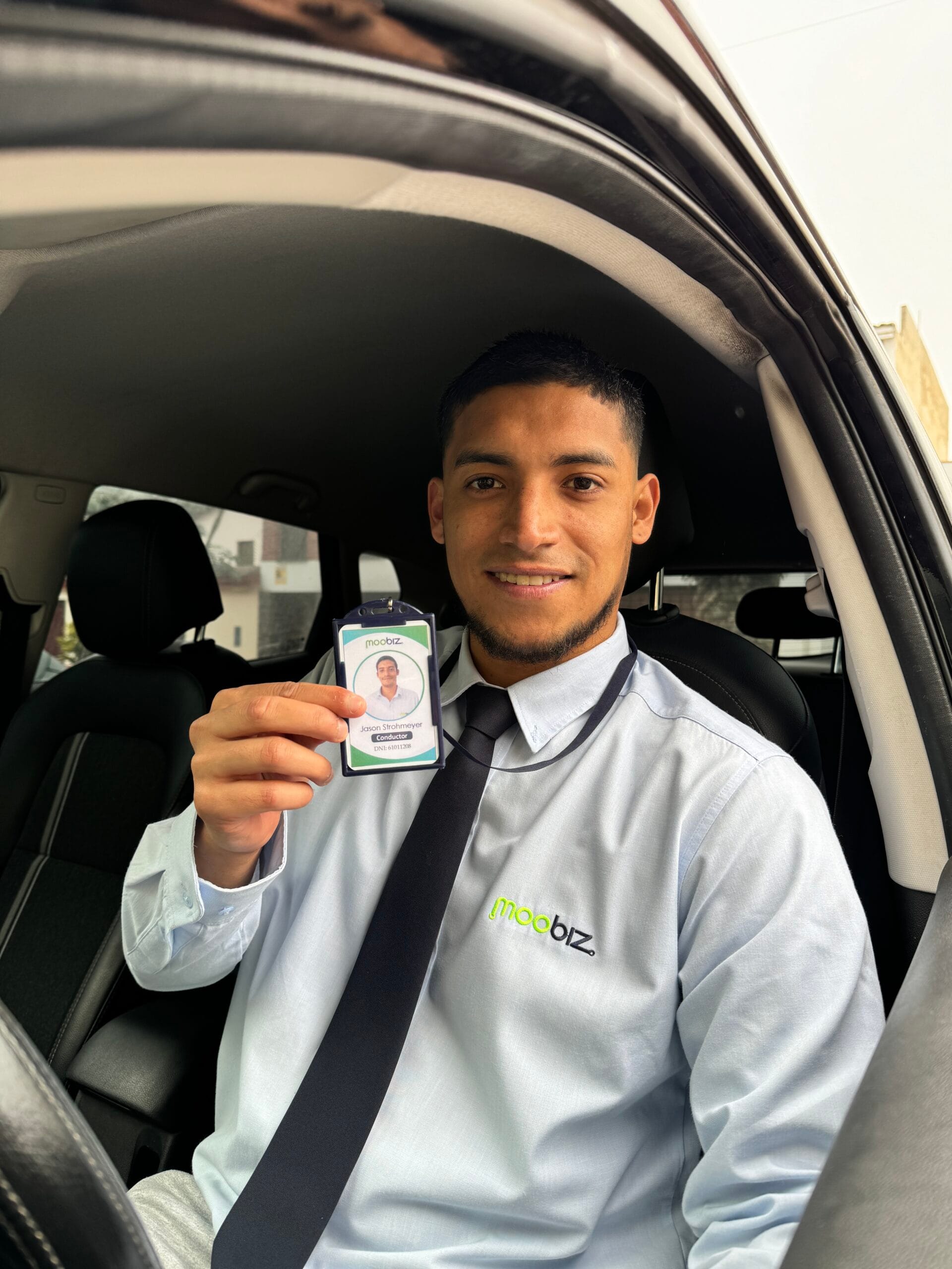 conductor de taxi corporativo Moobiz en auto